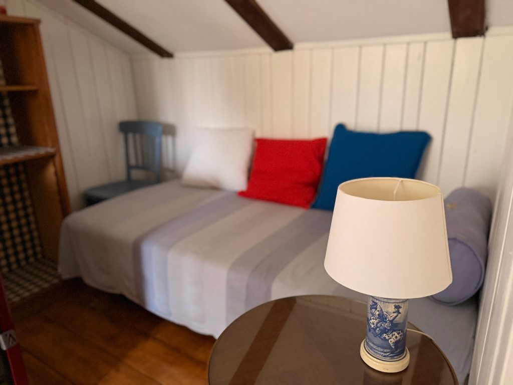 Apartment 2, Einzelbett