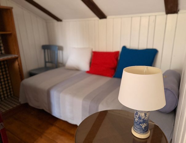 Apartment 2, Einzelbett