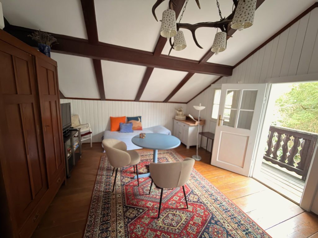 Bed & Breakfast Braunsteiner Apartment 1, Schrank, Einzelbett, Tisch und Stühle