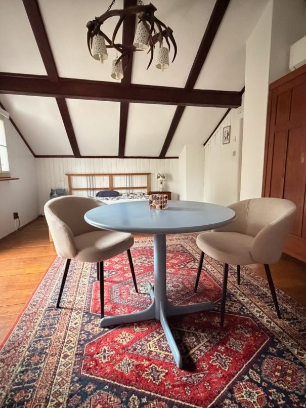 Bed & Breakfast Braunsteiner Apartment 1, Tisch und 2 Stühle