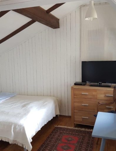Queensize Bett, TV auf Kommode, kleiner blauber Tisch, Blumen