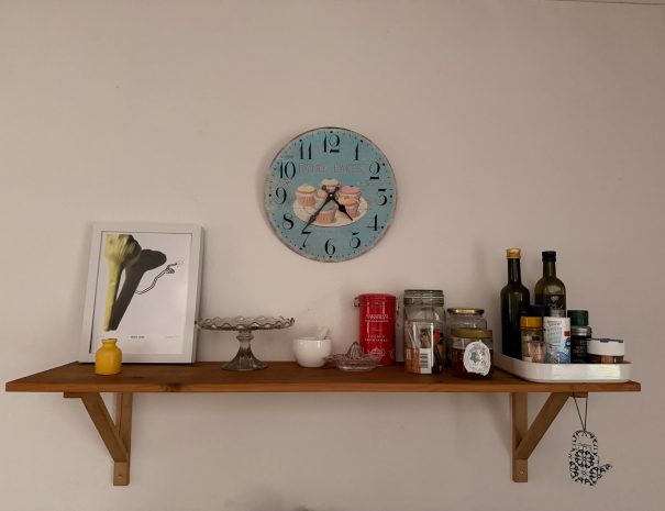 Wandregal in der Küche inkl. Wanduhr